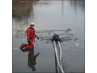 Záchrana osob na zamrzlé hladině Dolní Benešov